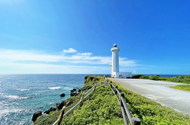 一言説明【東平安名崎】
宮古島の南東端の岬。灯台や海、4〜5月に咲くテッポウユリなどの景色が人気。

Brief explanation of Higashi Hennazaki
Cape at the southeastern tip of Miyakojima. Popular views include the lighthouse, the ocean, and the easter lilies that bloom from April to May.