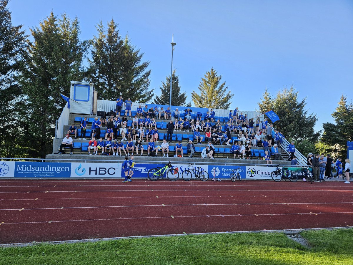 Takk til alle som kom på kamp og innvia den nye tribuna vår. Selv om vi ikke spilte vår beste kamp ble det 2-0 seier og 3 nye poeng! Strålende levert av arrangementsgjengen.