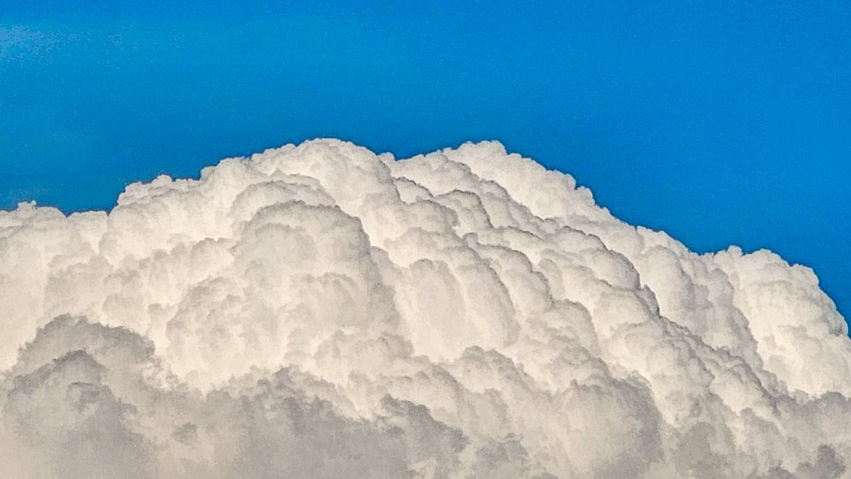 Fluffy clouds in the distance @StormHour #Wisconsin