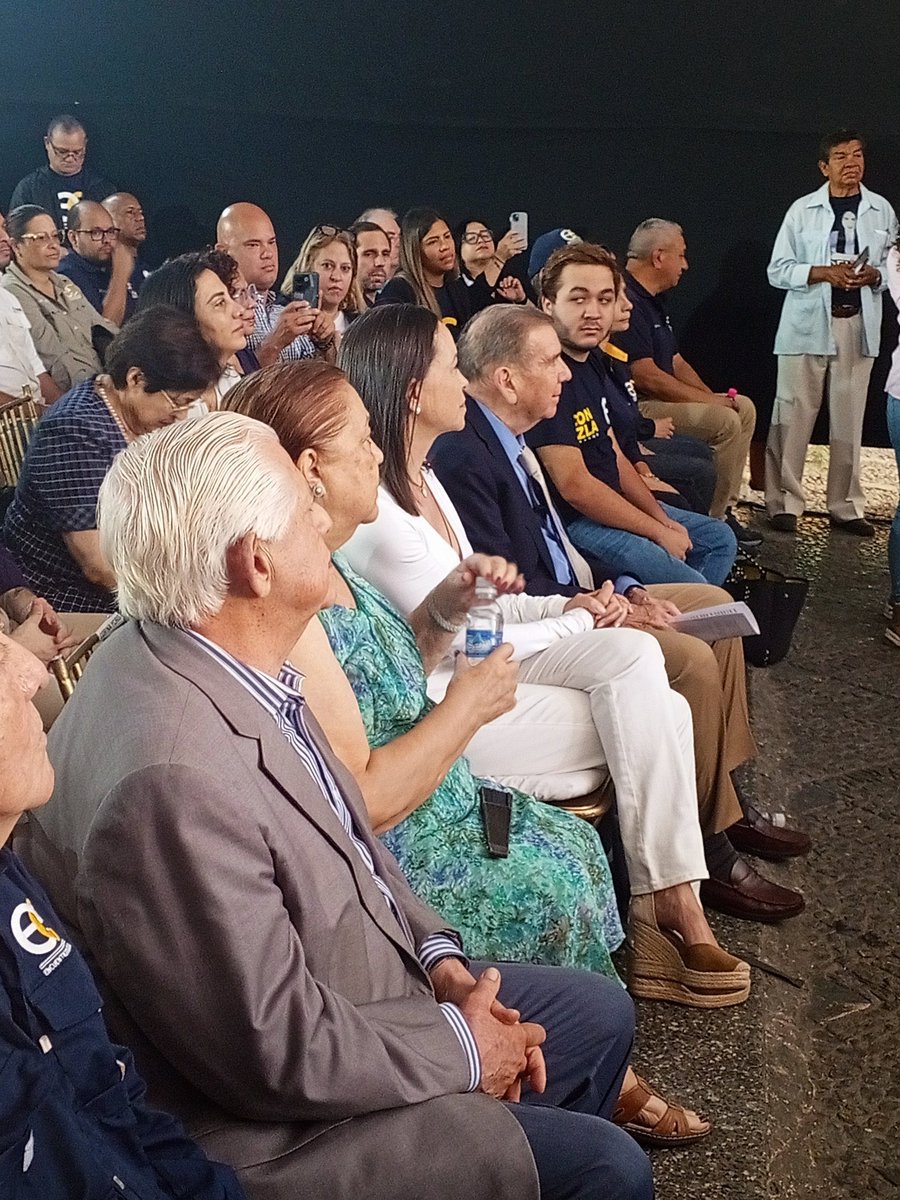 #16Mayo Hoy, desde @EnCiudadanoVzla, tuvimos el honor de hacer un acto público de respaldo a la candidatura de @EdmundoGU. Contamos con la presencia de la querida @yorisvillasana, de líderes de los partidos de la UNIDAD y con la participación de la líder ganadora de la primaria