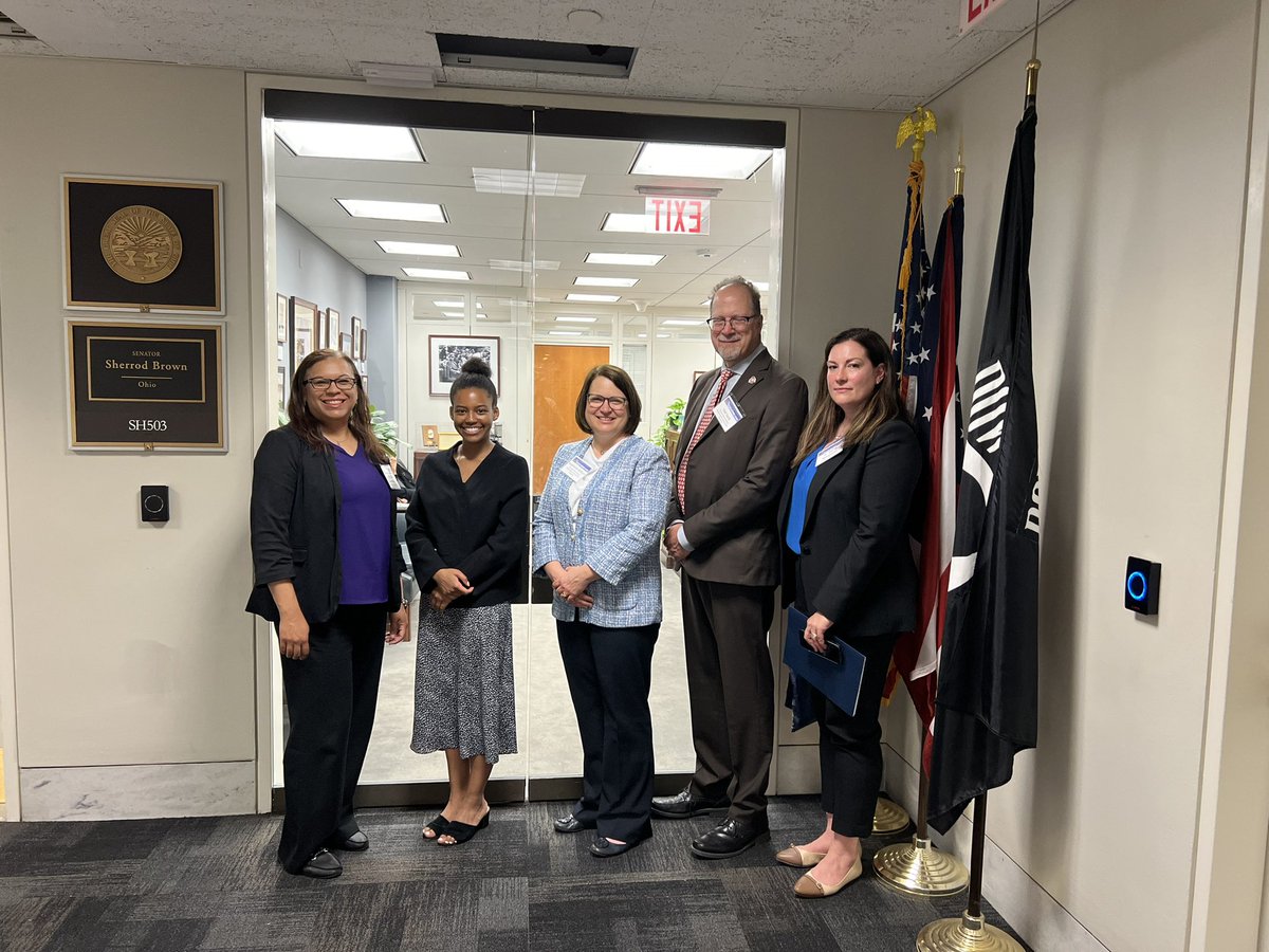 On behalf of the AACI & AACR the OSUCCC team would like to thank Senator Brown and HLA Kimberly Lattimore for supporting biomedical research. #FundNCI #FundNIH #AACIOnTheHill #AACROnTheHill @AACR @AACI_Cancer @NIH @theNCI @OSUCCC_James @MariaMMihaylova @ZCMlab