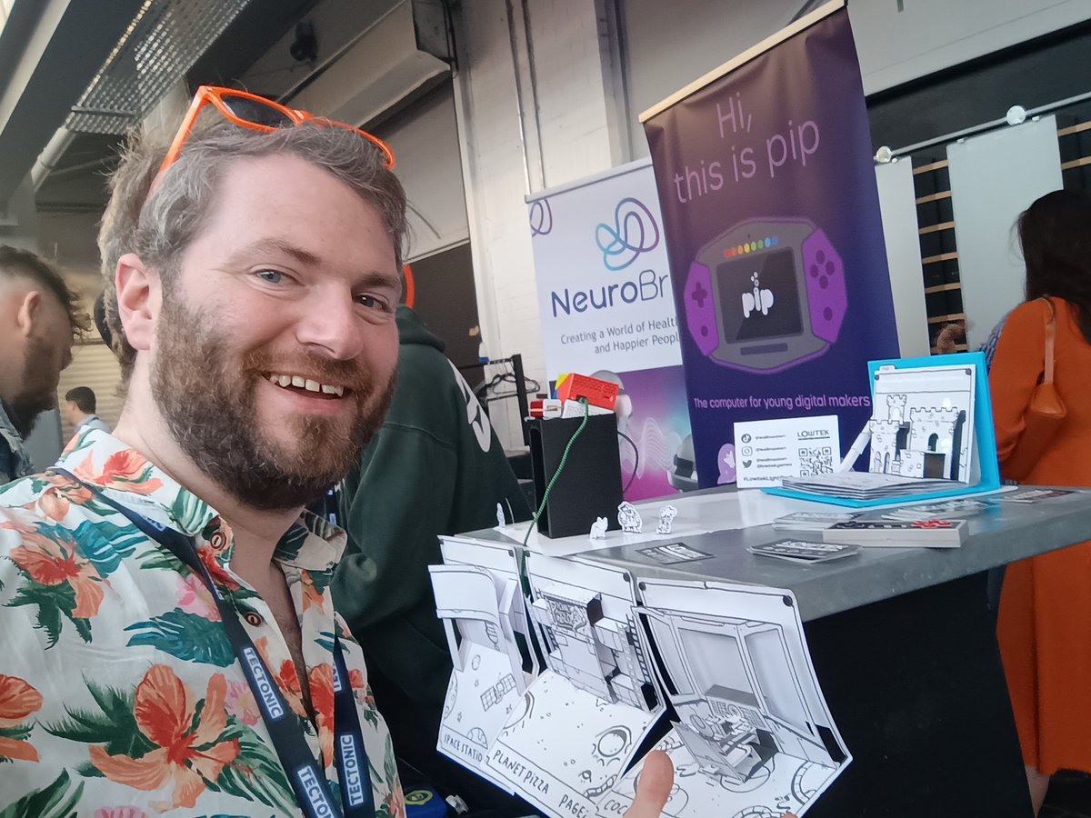 Wallmasterr's tweet image. Had a great time at #tectonic #baad tonite showing off the light book. 
Happy it was visible it was in the light and looked really cool as the night crept in. 
Happy to meet loads so cool people , get in touch if U were there :)
#gamedev #glasgow #investment #founders #popupbook