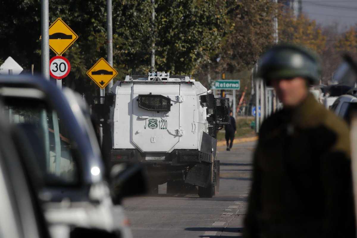 Carabineros reporta cuatro detenidos tras megaoperativo para desalojar toma 17 de Mayo de Cerro Navia bityl.co/Pw8U