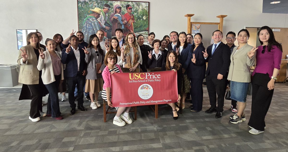 Treasurer @fionama and staff met this week with graduate students from @USCPrice to explain the role of the state treasurer and the office's responsibilities. The students were joined by Mary Su, former Mayor of the City of Walnut and USC Program advisor.