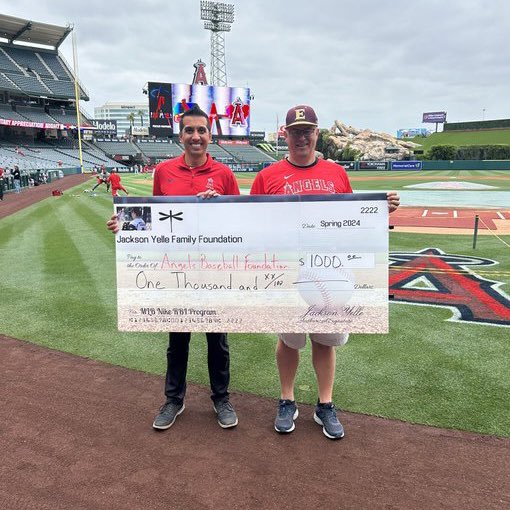 Mike Trout and the Angels welcomed the Yelle family to ballpark No. #23 of the #HonoringJackson Tour. The Jackson Yelle Family Foundation presented a $1K check for the #NIKERBI athletes of the Angels Baseball Foundation‼️ 🙌