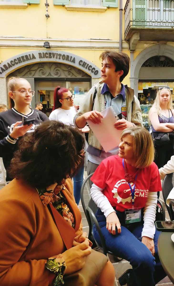 KA2 ACME c'est parti... les groupes de jeunes se mélangent 🇪🇸 🇫🇮 🇳🇱 🇮🇹 🇫🇷, on fait connaissance autour d'une visite guidée de la belle ville médiévale d'origine romaine, Côme,  par les jeunes italiens pour les jeunes partenaires