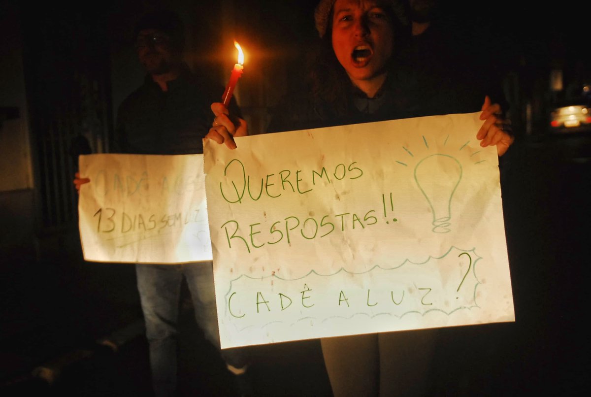 Moradores do Centro Histórico protestam na rua Riachuelo pelo retorno da energia elétrica e por segurança no bairro Fotos: Camila Cunha