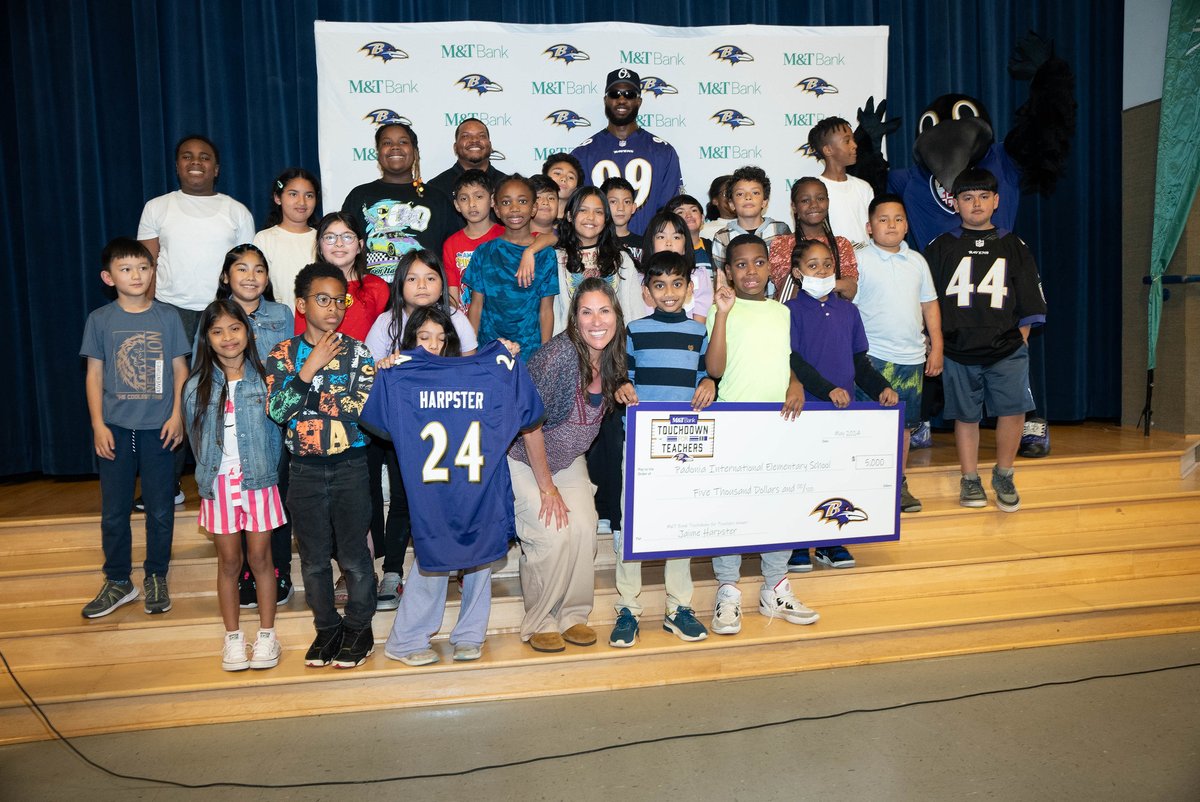 💜🏈 Grade 4 @PadoniaPride teacher Jaime Harpster is this year's @RavensCommunity Touchdown for Teachers award recipient! Harpster was notified on Monday through a star-studded surprise led by @Ravens mascot Poe and outside linebacker Odafe Oweh. Album ➡ flic.kr/s/aHBqjBqCqZ