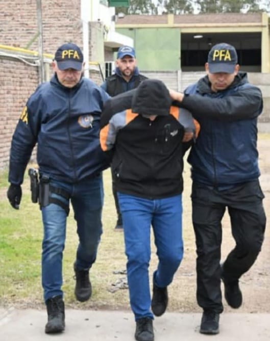 #somosbahíablanca - Así trasladaban esta tarde al subcomisario Martín Ñancucheo, acusado de integrar una banda dedicada a robar cables. Cuatro de ellos murieron en el kilómetro 44 de la ruta 33. Se encuentra alojado en dependencias de la Policía Federal.