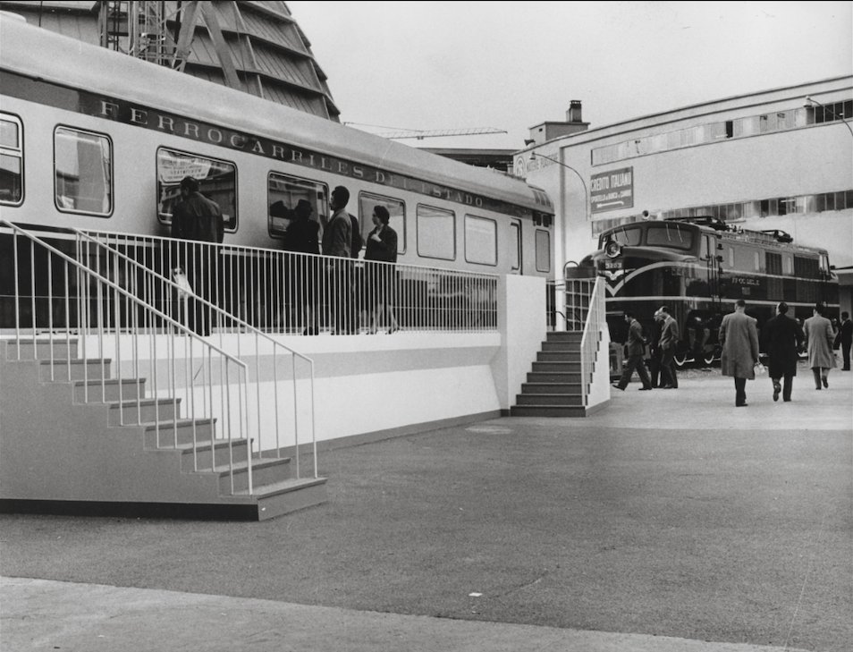 La locomotora Breda 3203, construida exclusivamente para la Empresa de Ferrocarriles del Estado (FFCC del E), exhibida en la 'Fiera Campionaria di Milano, 1962', antes de ser embarcada a Chile. 🇨🇱 🇮🇹 @ValeriaBiagiott