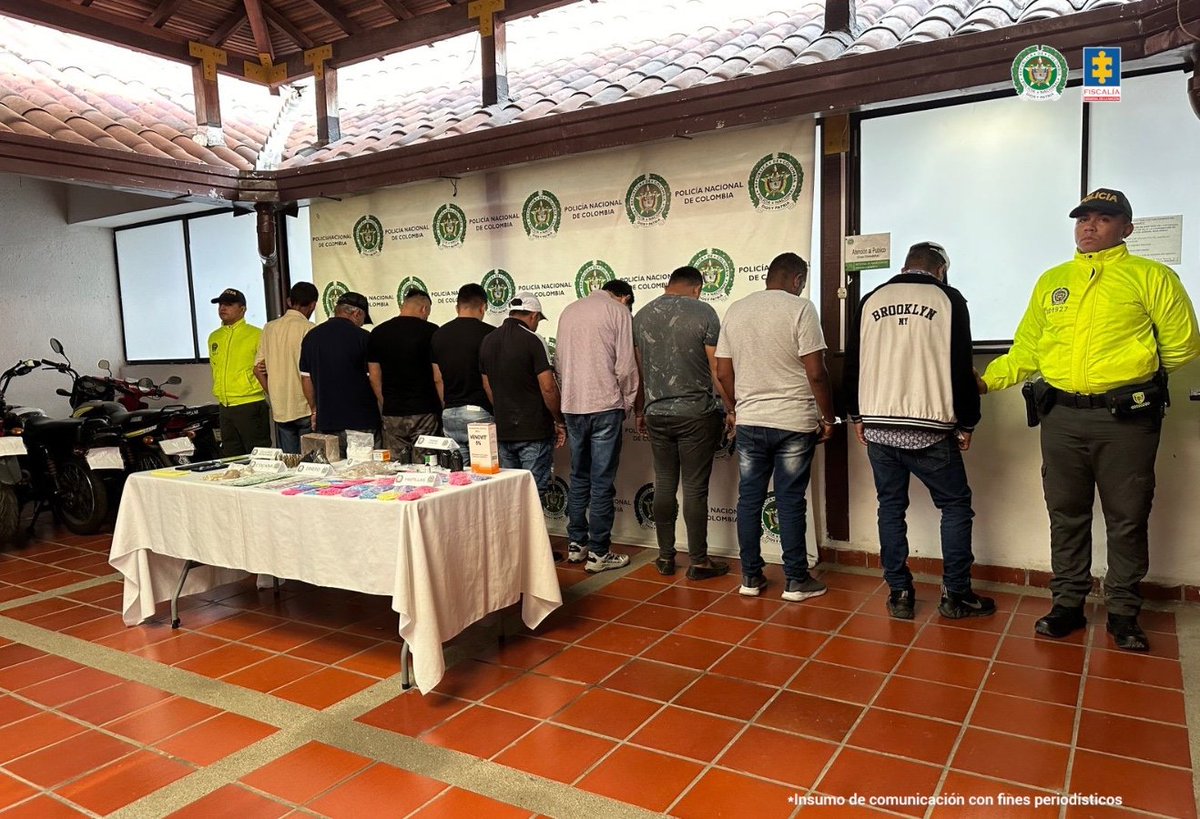 #Judicial | Siete integrantes de la banda delincuencial denominada 'Los Camioneros' fueron enviados a la cárcel. Al mes generaban ingresos de hasta 1.400 millones de pesos, por la comercialización de estupefacientes en el área metropolitana de #Bucaramanga.