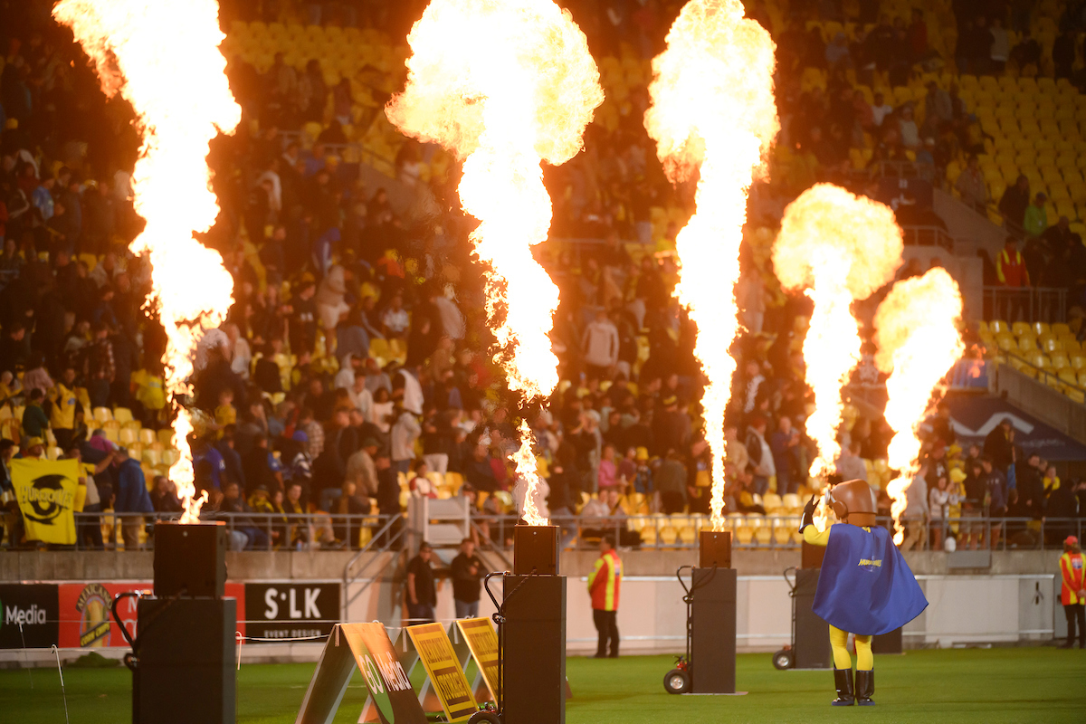 It's heating up at Sky Stadium! Tonight the @Hurricanesrugby face @MoanaPasifika_ 🔥 Key timings below ⤵️ 🚗4.00pm: Car park opens 🎟️4.30pm: Box office opens 🏟️5.30pm: Gates open 🏉7.05pm: Kick off ℹ️ - bit.ly/3Wpdc5o 📸 - @PhotosportNZ