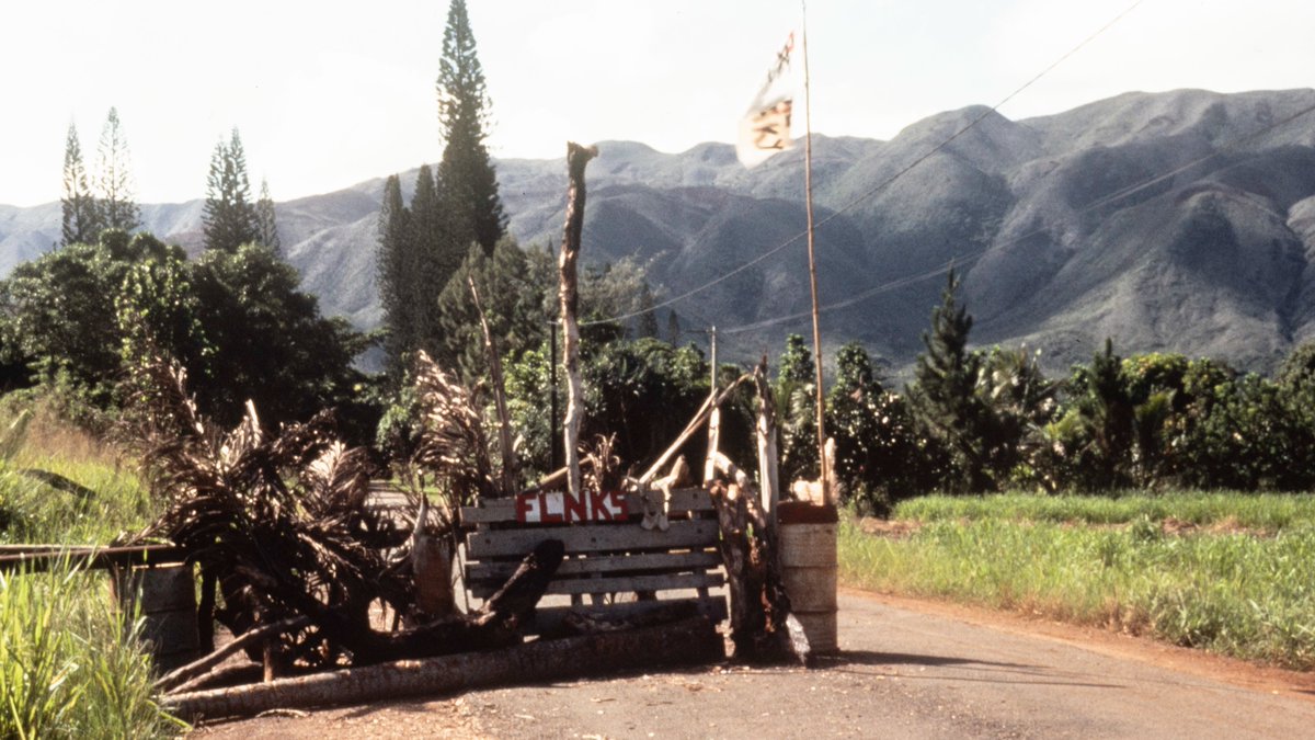 Forty years ago, I visited #NewCaledonia at the height of the Troubles (Les évènements). At the time, much of the conflict played out in rural areas, with FLNKS battling “colon” farmers. Horrific events on the periphery: the 1984 Tiendanite massacre, the 1988 Ouvea crisis etc.