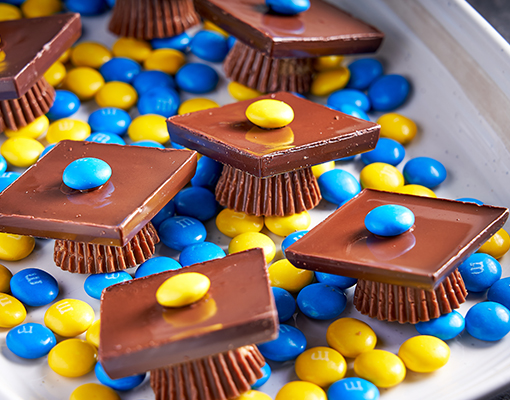 For a cute, simple, and very delicious graduation idea, try this recipe for chocolate graduation hats! This bite-sized treat will be a perfect dessert, but also a decoration item at the party 🎓 Check out the recipe here: bit.ly/3nLvfDN