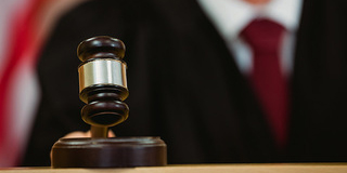 Doc broke federal law when he restricted patients from posting negative reviews by requiring them to sign nondisclosure agreements before they received care. ms.spr.ly/6013YnEaV #MedicalNews