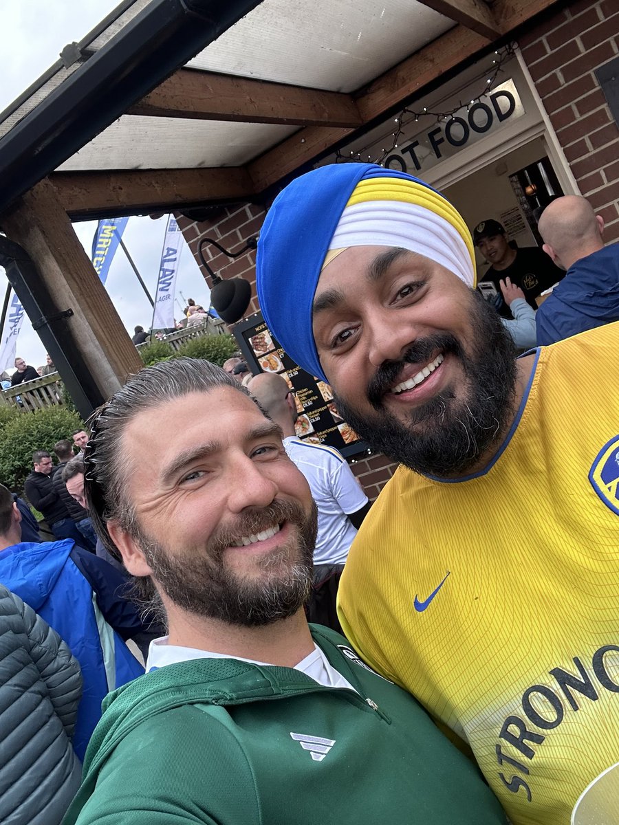 IrishLUFC's tweet image. Met the main man tonight! Pleasure my friend! Off to Wembley! @Punjabi_whites #lufc #mot