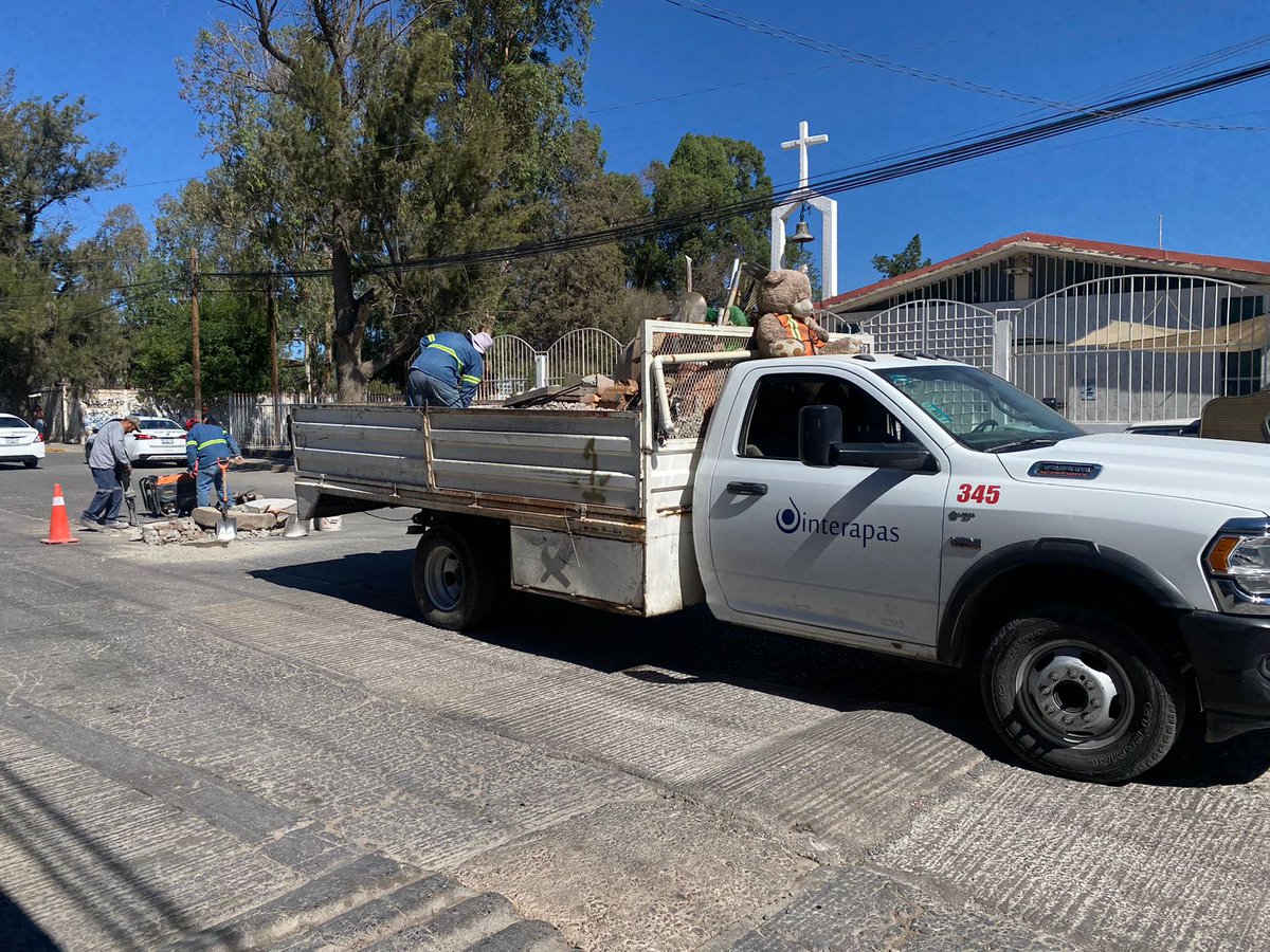 #Ahora | Cuadrillas realizan un cambio de brocal sobre avenida Mezquital esquina Miguel Hidalgo, durante los trabajos de rehabilitación de infraestructura dañada en la zona.