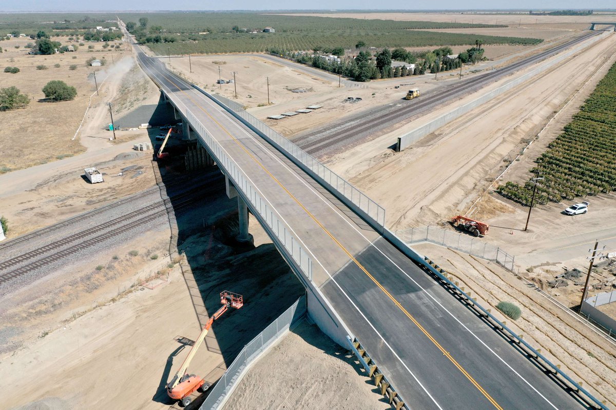 CaHSRA's tweet photo. Here's another completed structure! The Avenue 15 ½ Grade Separation, located in Madera County, opened to traffic in 2022.

The structure is 468 feet long and takes traffic over the BNSF and planned high-speed rail tracks.

#InfrastructureWeek #InfrastructureMonth #BuildHSR https://t.co/IvVjhHLvnm