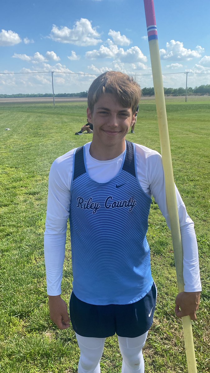 Congrats to Kaden Gutsch for qualifying for state in the pole vault, Kaden just picked up a pole for the first time this year and cleared 11th to take 2nd