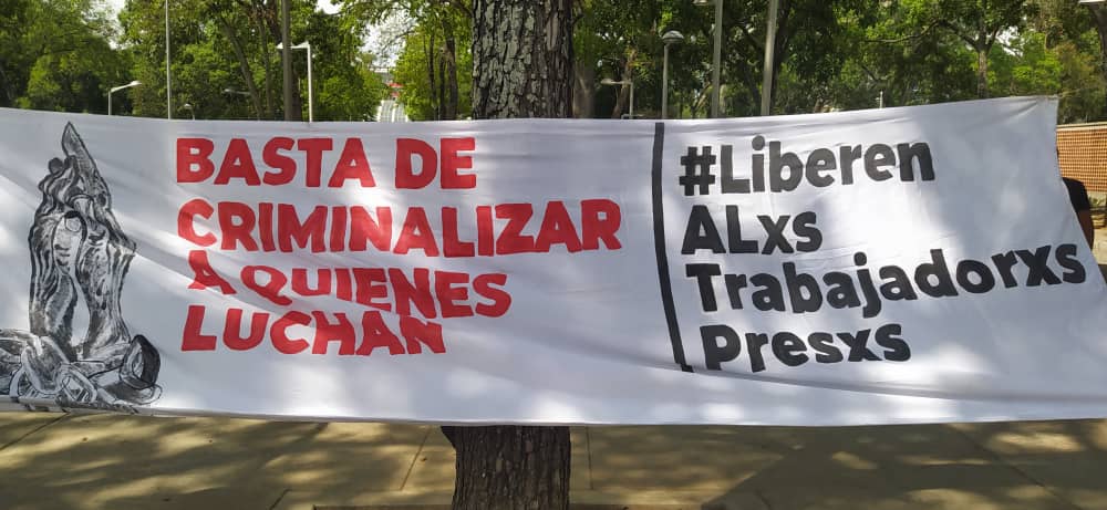 Si el gobierno quiere mostrarnos que de verdad lucha contra la corrupción, debe inmediatamente liberar a los dos sidoristas que denunciaron a los corruptos de la CVG. Daniel Romero y Leonardo Azocar llevan más de 11 meses injustamente privados de libertad. #LiberenALosSidoristas