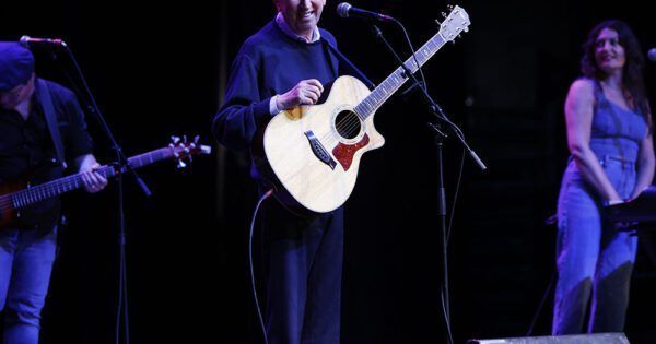 Music legend Al Stewart performed with the Empty Pockets at the Saban Theater in Beverly Hills, CA on April 21. Were you there? musicconnection.com/al-stewart-at-…