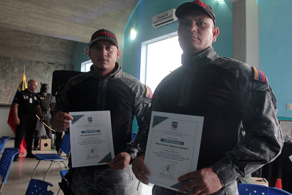 #16May Acompañado del Cmdte. de la 35° Brigada de Policía Militar, G/B Hibrahim Ricardo Sirgo Herrera y el Director contra Drogas #CICPC C/G Ildemar Soto entregamos a los participantes los Certificados de Prevención del Tráfico Ilícito de Drogas con empleo de Semovientes Caninos.