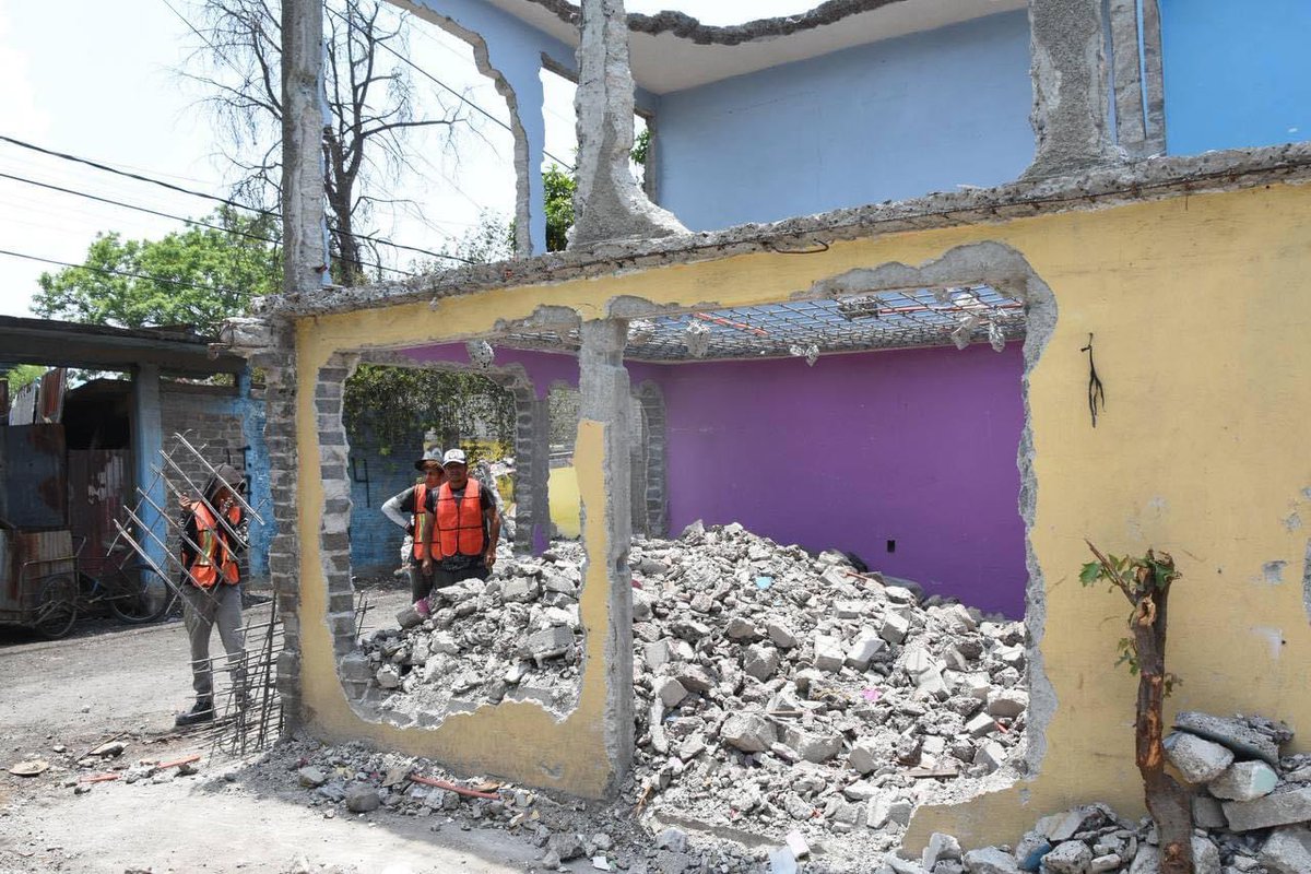 Por tu #seguridad y #ProtecciónCivil, el alcalde Raúl Basulto, acompañado por la Comisionada para la Reconstrucción de la Ciudad de México, Jabnely Maldonado, recorrió la col. #LaPlanta para supervisar los trabajos de demolición de 61 viviendas afectadas por el sismo del 2017.