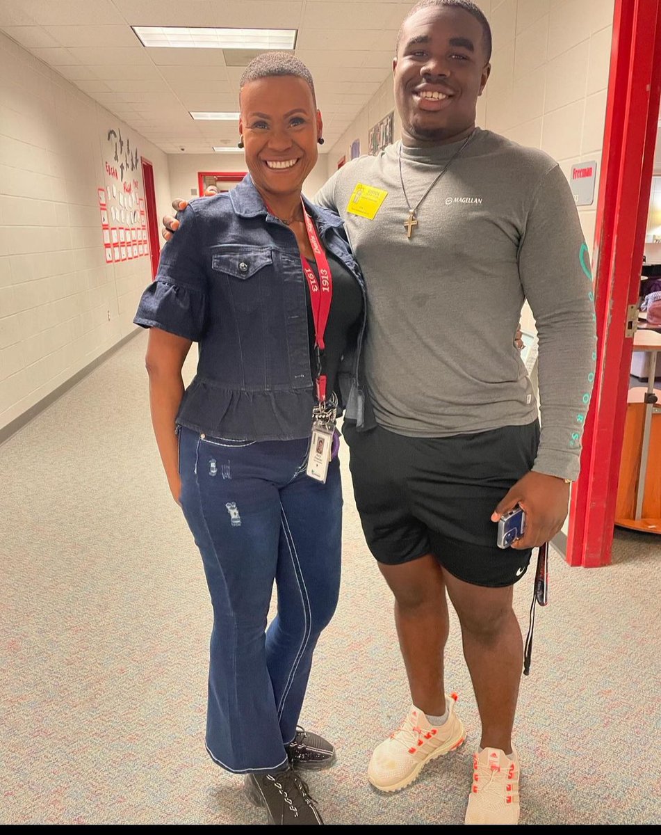 ColemanSamuel05's tweet photo. There is nothing like surprising your former teachers and telling them that they have  taught a successful student.@StrackKISD @KCTigerFootball @KleinISD @KleinCollins https://t.co/YKZlNJp12R