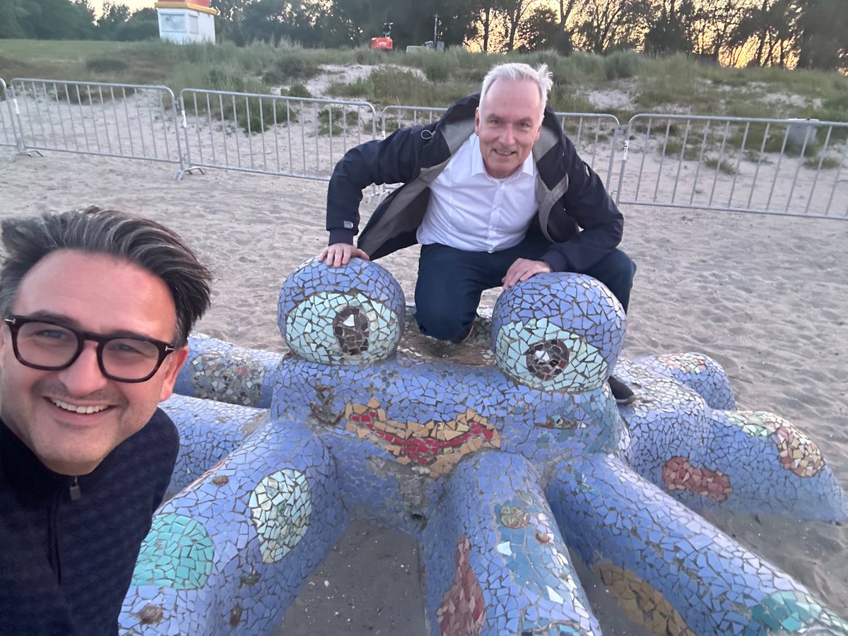I am not surprised that Greifswald beach in Germany has a “podocyte memorial” given that one and only ⁦@EndlichNicole⁩ and Karlhans Endlich living here and doing all this amazing podocyte work which includes ⁦@NIPOKA_Podocyte⁩.