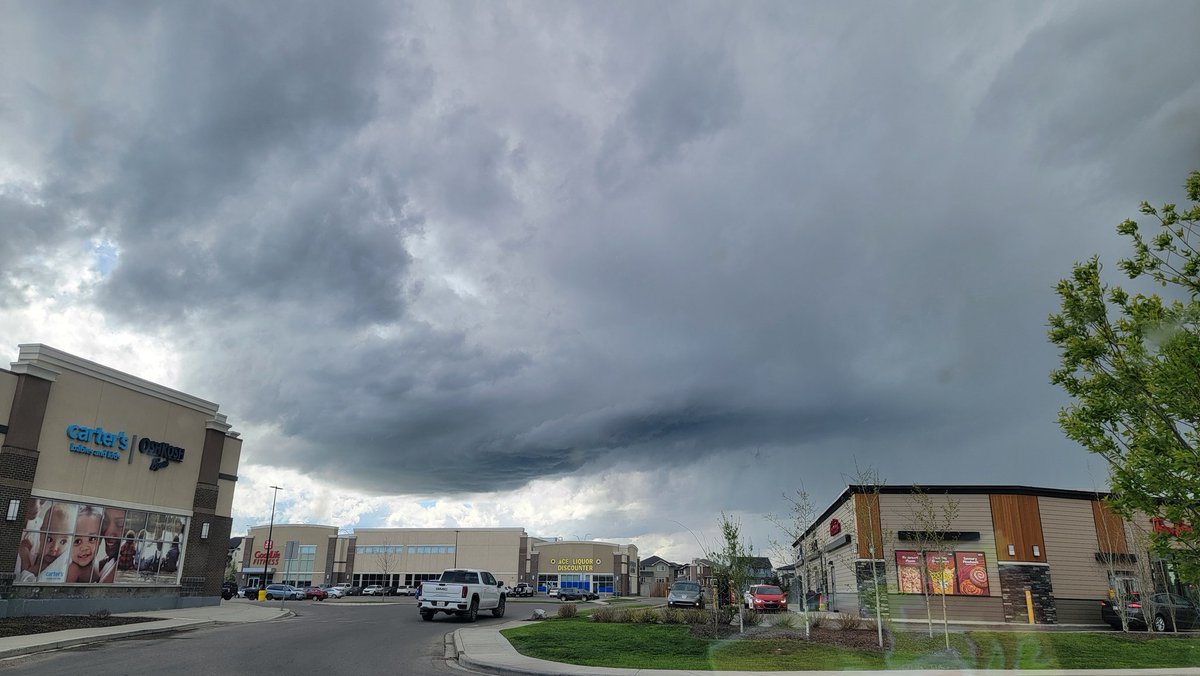 Scraggly shelf cloud moving into Okotoks this hour followed closely by rain. #abstorm #abwx #ShareYourWeather