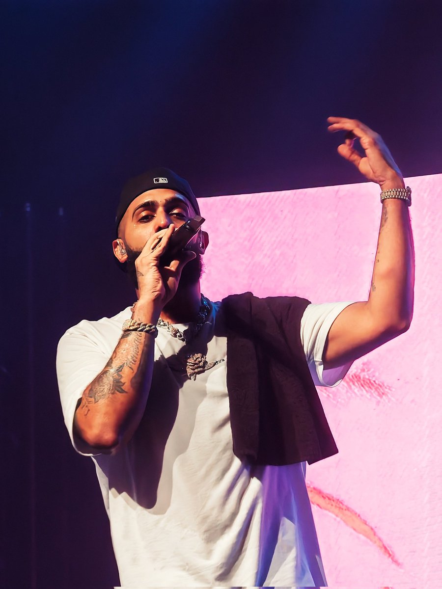 bandidoentrenao's tweet photo. @eladiocarry_on en París 💥🌸 #solmariatour https://t.co/H4iOBPwwOe