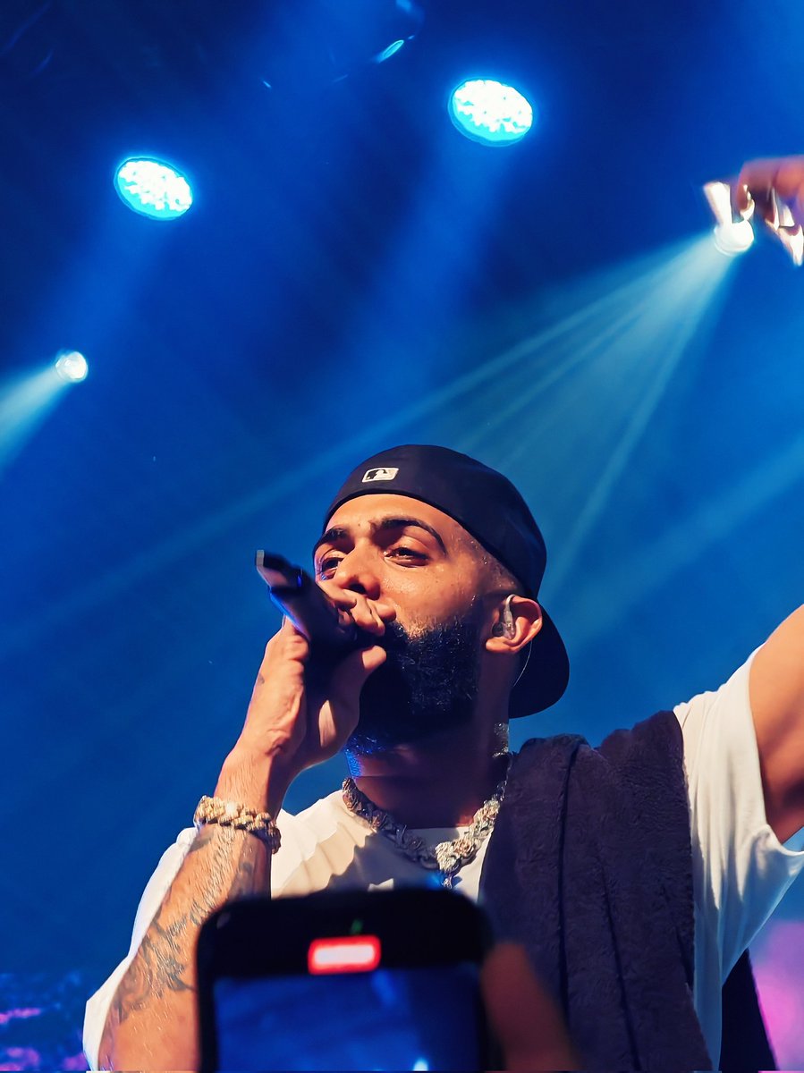 bandidoentrenao's tweet photo. @eladiocarry_on en París 💥🌸 #solmariatour https://t.co/H4iOBPwwOe