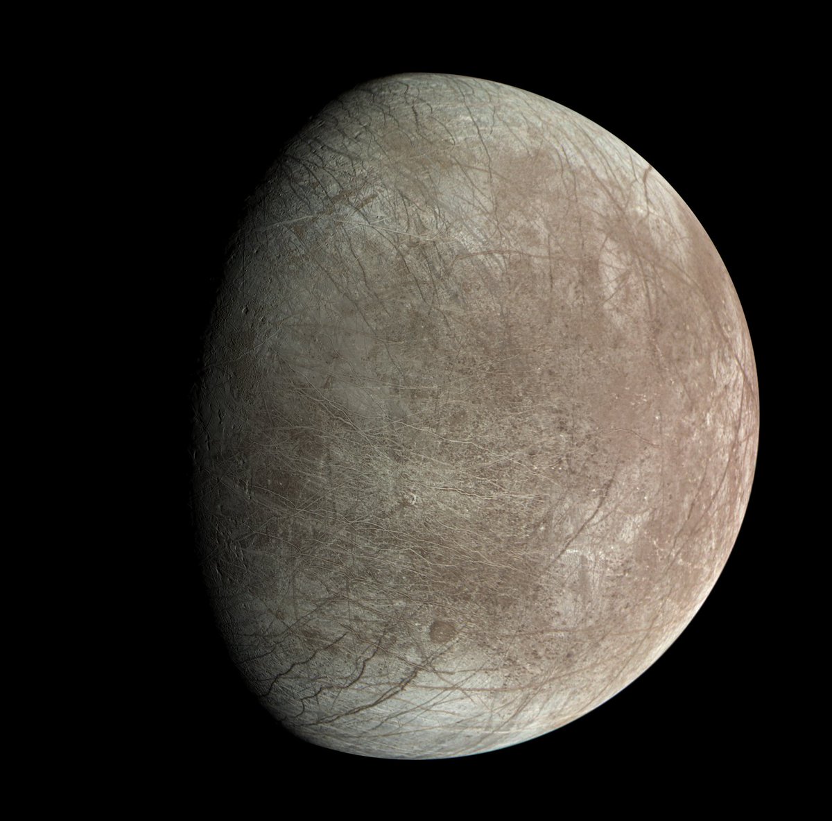 High-definition images from the #JunoMission suggest that Europa’s outer ice shell is essentially free-floating.  

Other images reveal signs of potential previous plume activity on Jupiter's ocean moon. See the images and dive into the findings: go.nasa.gov/4aprne5