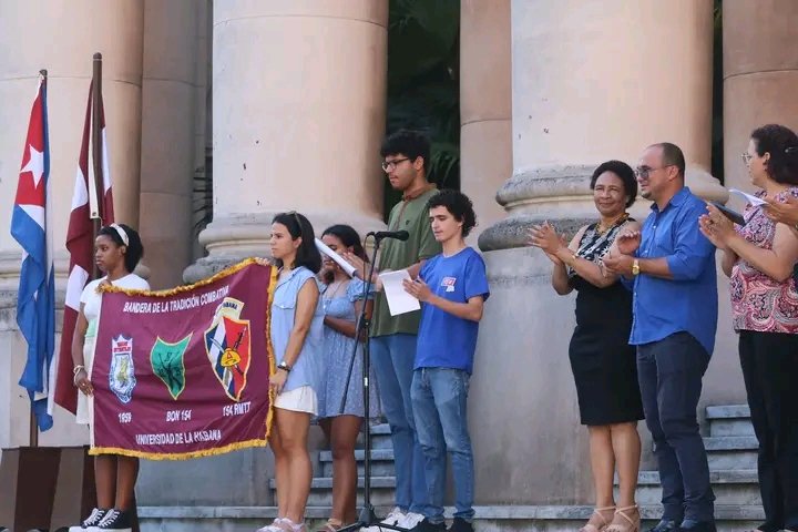 Las primeras milicias de #Cuba en Revolución se armaron en la Universidad de la Habana, en 1959. 65 años después, hoy, juraron voluntariamente nuevos miembros de las tropas. La tradición sigue, y el compromiso de la gente joven, también. La vanguardia 🔥