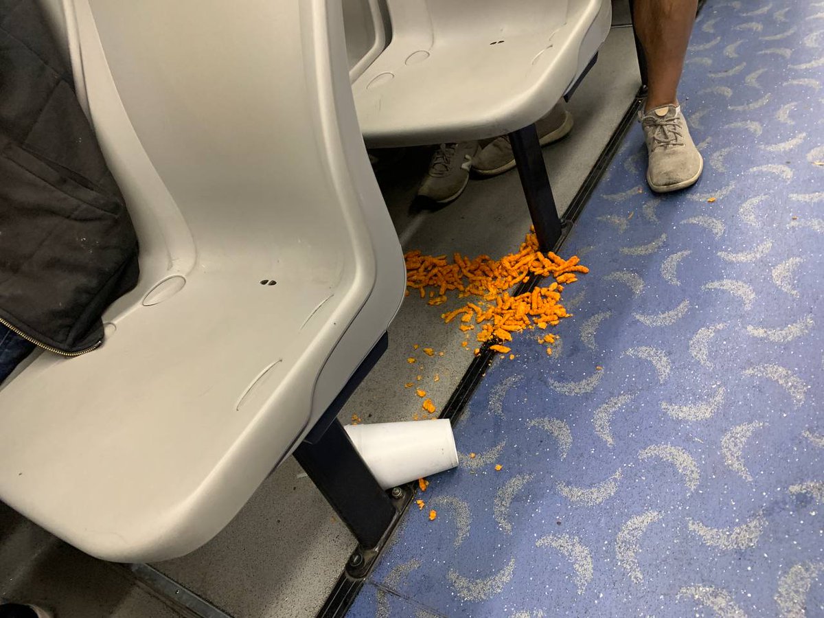 Ahora si que... torcido como cheeto 🤦🏻‍♀️🤦🏽‍♂️  

Te pedimos que seguridad e higiene no ingieras comida ni bebidas dentro de #Metrobús 🙌🏻