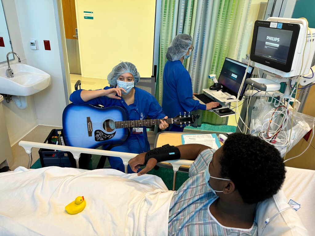 Rhythm of Encouragement: Music Therapy at @ShrinersSoCal ow.ly/mCeq50RCT0O 🎵🎸🥁 #Music #MusicTherapy #ShrinersChildrens #PediatricCare #HealingSounds