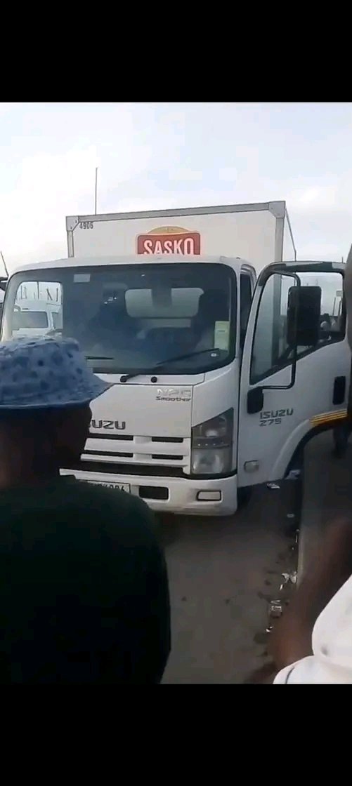 A Sasko bakery truck crew has been attacked, robbed and shot dead in Delft outside Cape Town.