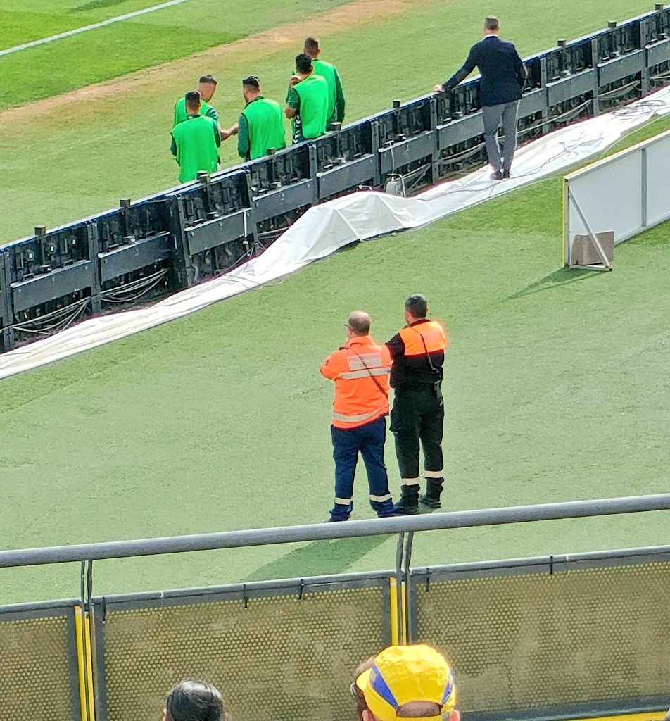 Esta pasando, nuestros voluntarios/as colaboran con @policia @PoliciaLPA @CruzRojaLP en el dispositivo de riesgo previsible del encuentro de fútbol  @LaLiga entre @UDLP_Oficial vs @RealBetis em rl estadio de #GranCanaria

#Prevención 
#ProtecciónCivil
#EventoSeguro