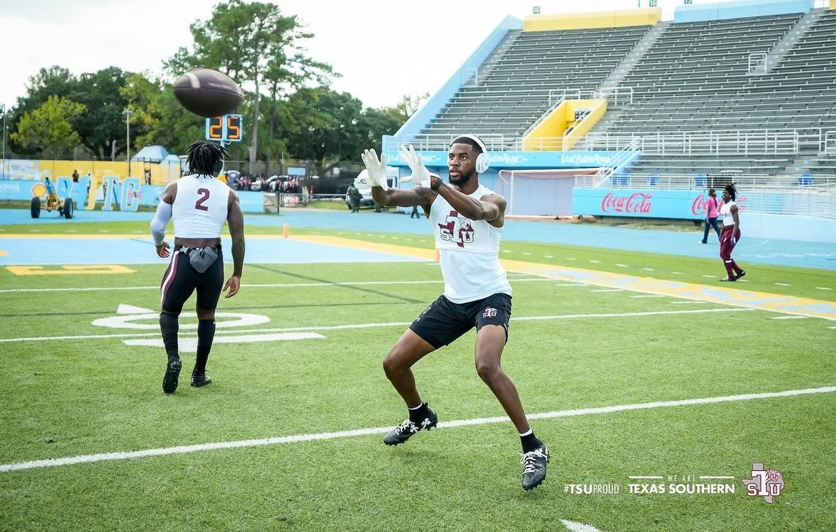 #AGTG 🙏🏾Blessed to receive an offer to Texas Southern University 🐅!!! @coachjsam @CoachJ_O @CoachC_Osunde @SWiltfong_ @adamgorney @CKennedy247 @Jason_Howell @MikeRoach247 @BenjaminGolan @DemetricDWarren @JScruggs247 @bowievolfb