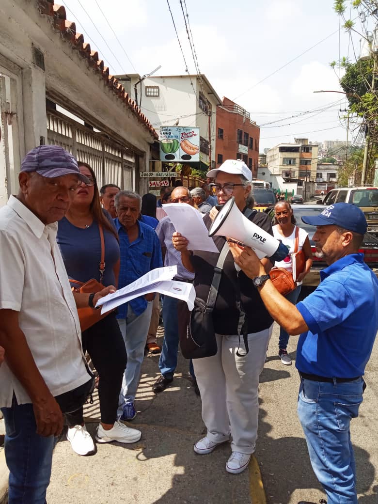 APUCV's tweet photo. En Bolívar, Monagas, Apure, Amazonas, Aragua, Capital, Táchira, Zulia, Sucre, Lara, y Carabobo también se entregó un documento, ante las Inspectorías del Trabajo, para solicitar 200$ de salario mínimo.

#BonoNoEsSalario #SalariosDignosYa https://t.co/bxXLIPEmT9