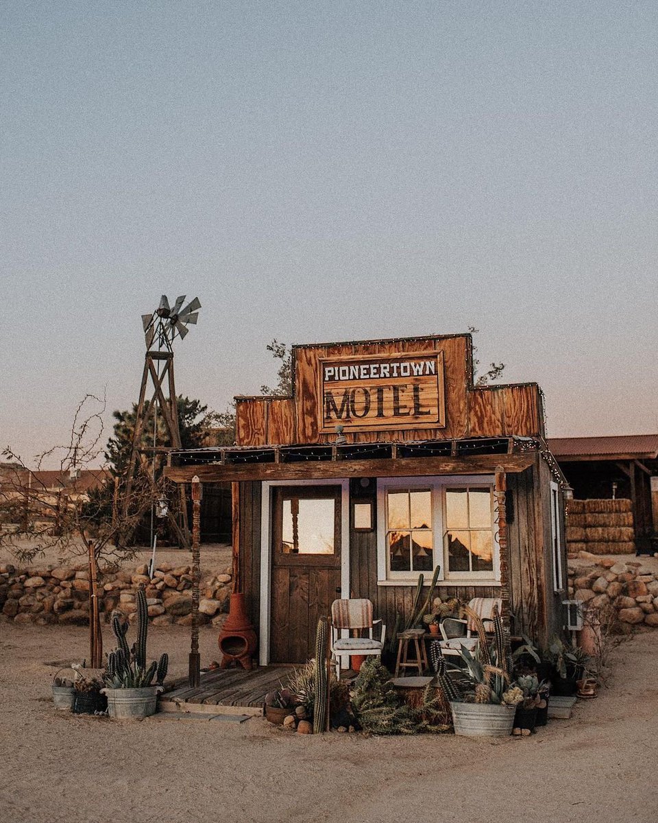 .@DiscoverLA is only 120 miles north of @VisitSanDiego but we love this desert detour road trip with @Frommers through Coachella Valley, Palm Springs, and Borrego Springs. 🛣️

Read more: bit.ly/4dsh4IS  

📍@VisitGreaterPS

📷 gcalebjones on IG