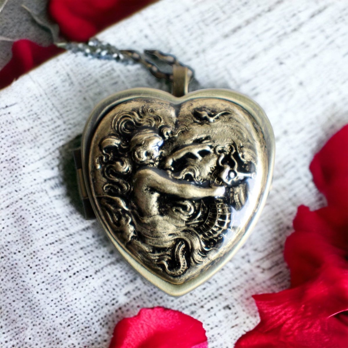 Music box locket, heart shaped locket with music box inside, in bronze with a mermaid and seahorse. tuppu.net/bbc457a7 #Etsy #Charsfavoritethings #MusicalPendant