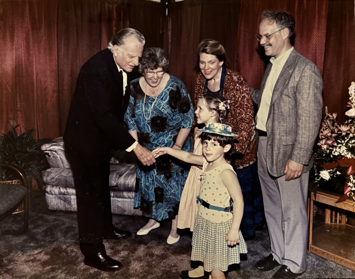 Today, #Congress unveiled a statue of #BillyGraham in the #USA Capitol. He was an ardent proponent of love & forgiveness, & an important voice during the #CivilRights Movement. His legacy stands taller than even his 7 ft statue. Here he meets the USCHS President & her family.