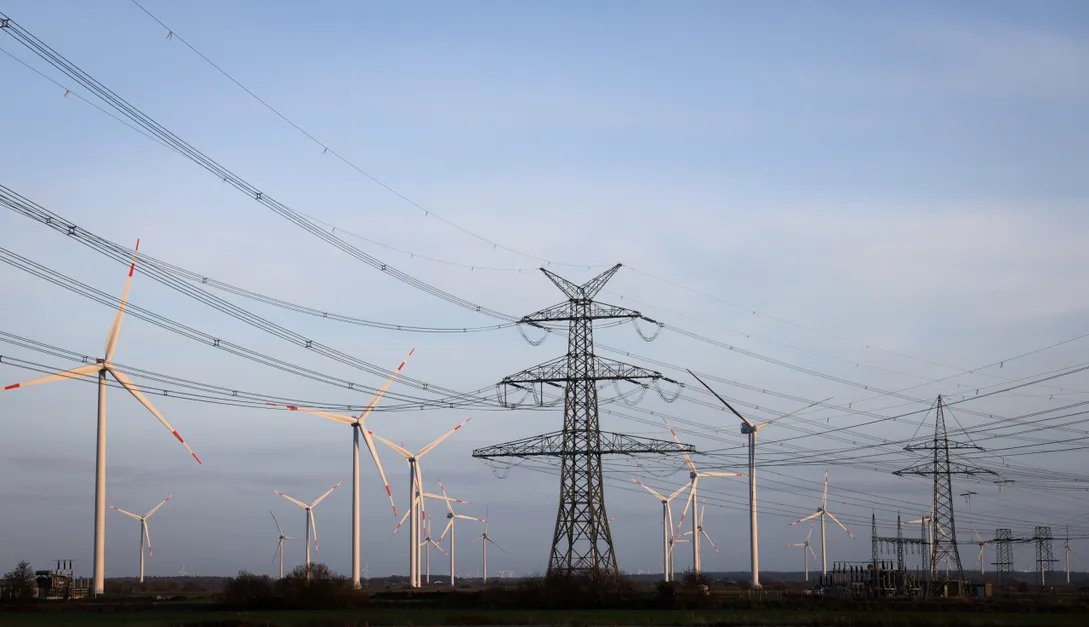 Stromnetzkonzern #Tennet bläst Milliardendeal mit der #Bundesregierung ab.
Mit dem Kauf der #Stromautobahnen von Tennet wollte die Regierung die Energiewende beschleunigen. Der niederländische Konzern will nun private Investoren hereinholen.
@TenneT_DE 
boersen-zeitung.de/unternehmen-br…