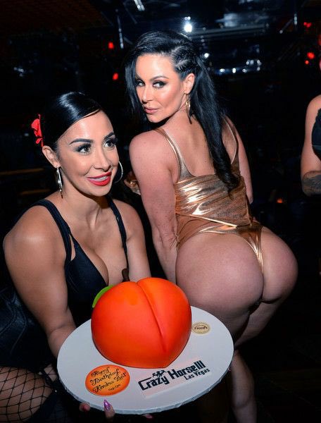 Who wants a bite ? #tbt 🍑 https://t.co/tKb6DBxPNz<a href="/tag/tbt"class="tags">#tbt</a>