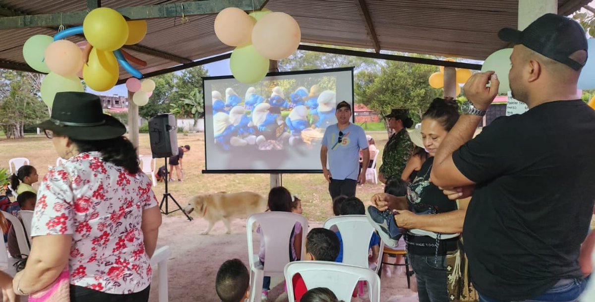 Soldados de la #SéptimaBrigada llevaron jornada de Cine al Parque a la vereda Zuri en #Villavicencio. Con actividades recreativas y proyección de una película, se recalcó en la comunidad la importancia de los valores y principios. #SiempreATuLado @COL_EJERCITO