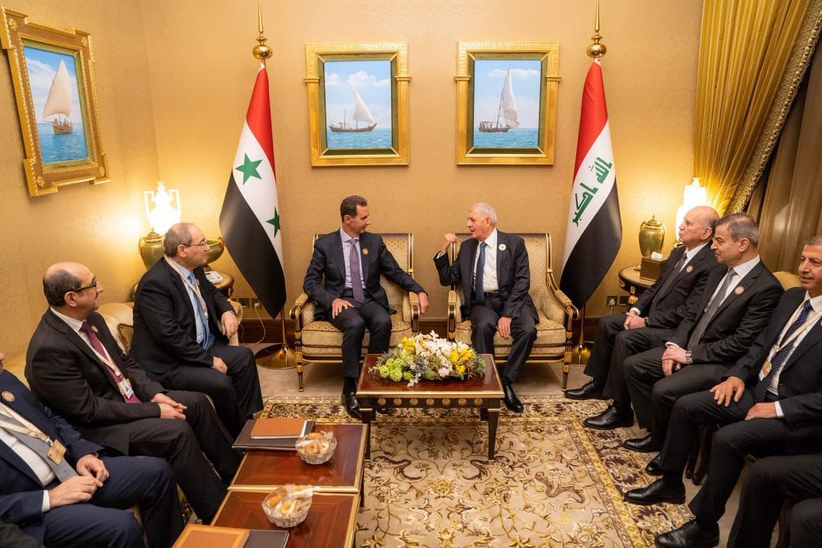 يا سلام على جمال هذه الصورة وجمال هذه الأعلام 🇮🇶🇸🇾 السيد الرئيس #بشار_الأسد يلتقي الرئيس #العراقي السيد عبد اللطيف رشيد ... الأشقاء ✌️ #القمة_العربية_33 #قمة_المنامة #سورية #البحرين