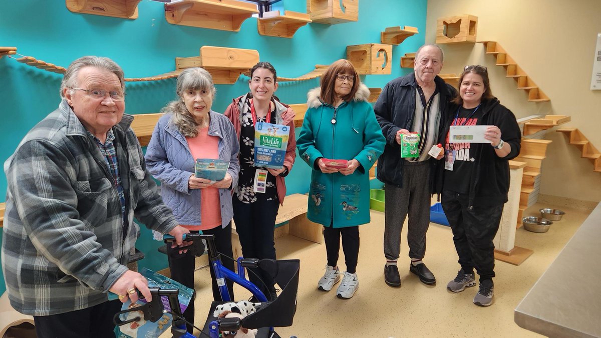 simcoecounty's tweet photo. 🌟 A big shoutout to our wonderful residents &amp; volunteers of #SunsetManor #Collingwood! They came together for #GoodDeedsDay, collecting items to donate to the Georgian Triangle Humane Society. 🐾 Your kindness &amp; generosity make our community a better place! ❤️  @GTHumaneSociety https://t.co/NuDFXjZOzS