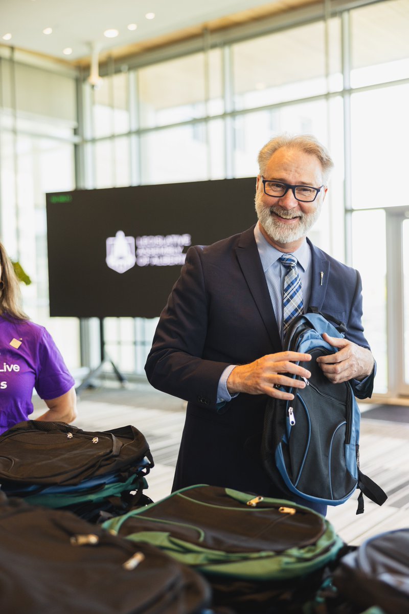 CourtEllingson's tweet image. Had a great time packing backpacks for #KitsforKids with @TELUS!

Many students are in need of essential schools supplies and I was glad to help.

Consider donating school supplies to your local charity.

Everybody deserves a quality education.

#GiveWhereWeLive #ableg
