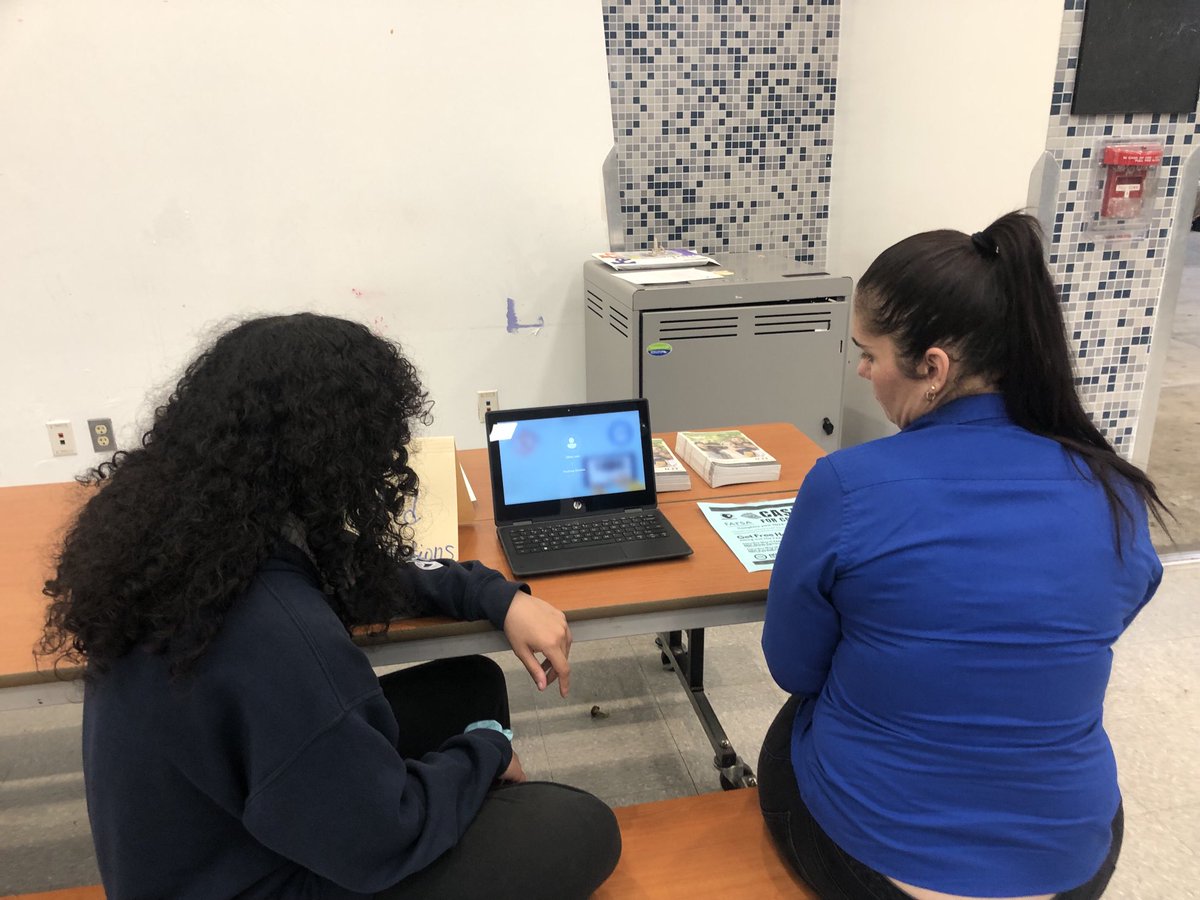Seniors completing FAFSA today during lunchtime with MDC! #money4college ⁦<a href="/atmsenior/">atmsenior</a>⁩ ⁦<a href="/MDCPSNorth/">M-DCPS North Region</a>⁩ ⁦<a href="/MourningPTSA/">Mourning Senior High PTSA</a>⁩ ⁦<a href="/SKrantz21/">Sharon Krantz</a>⁩ ⁦<a href="/AlayonSally/">Sally J. Alayon</a>⁩ ⁦<a href="/cshinn2/">Christopher Shinn</a>⁩ ⁦<a href="/EddieSpomed/">Eddie Medina</a>⁩